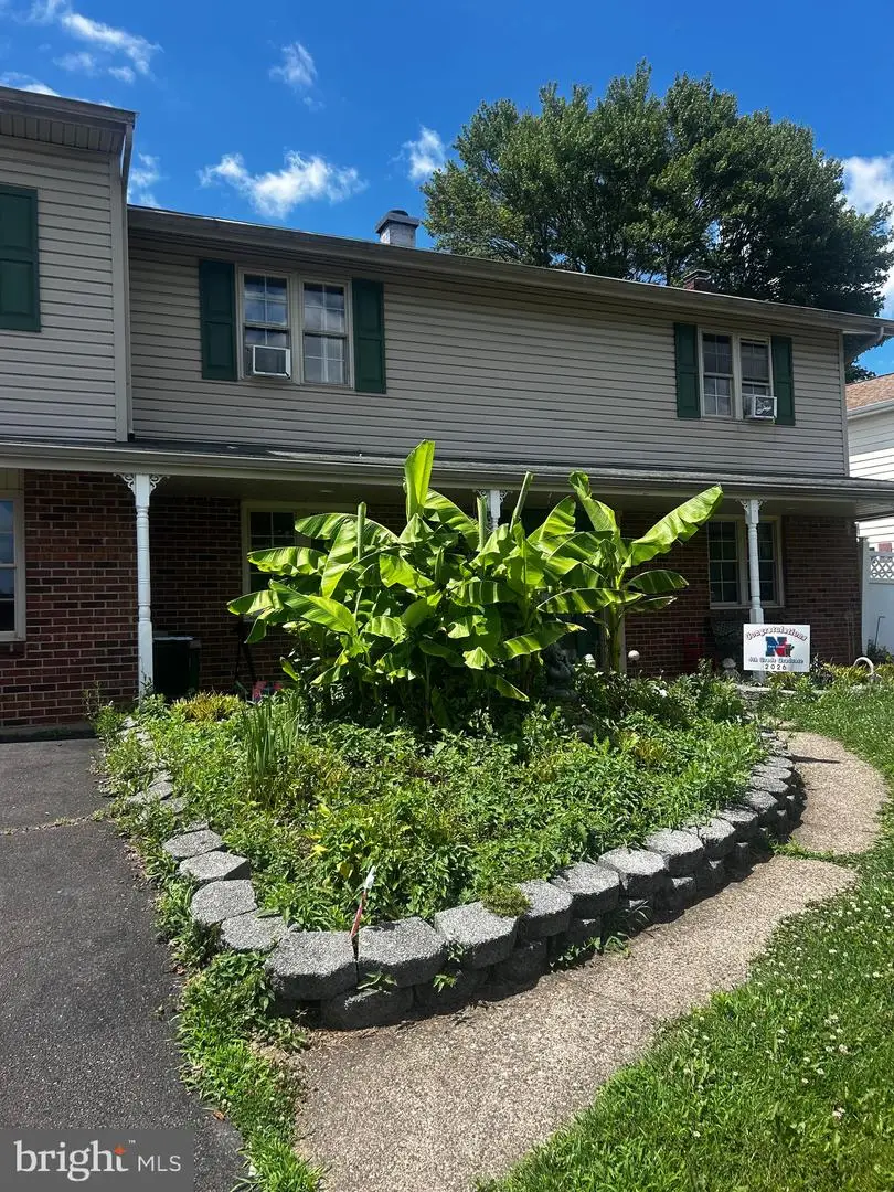 169 Twin Oak Dr, Levittown, PA 19056 - #1