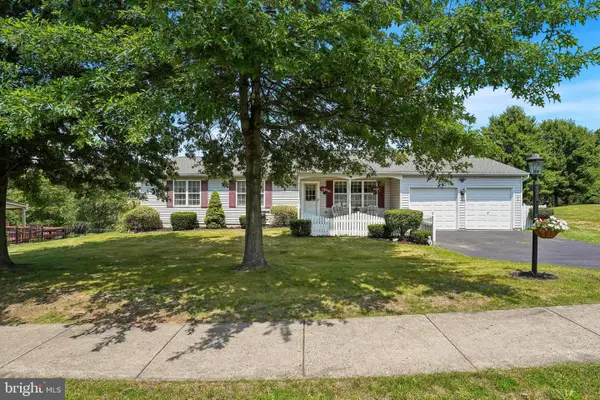 52 Castlewood Dr, CHALFONT, PA 18914