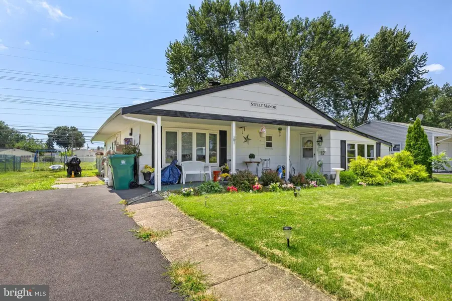 32 Gun Rd, Levittown, PA 19057 - #2