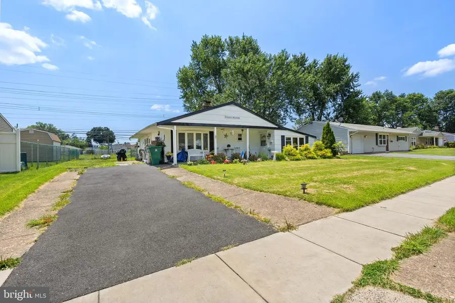 32 Gun Rd, Levittown, PA 19057 - #3