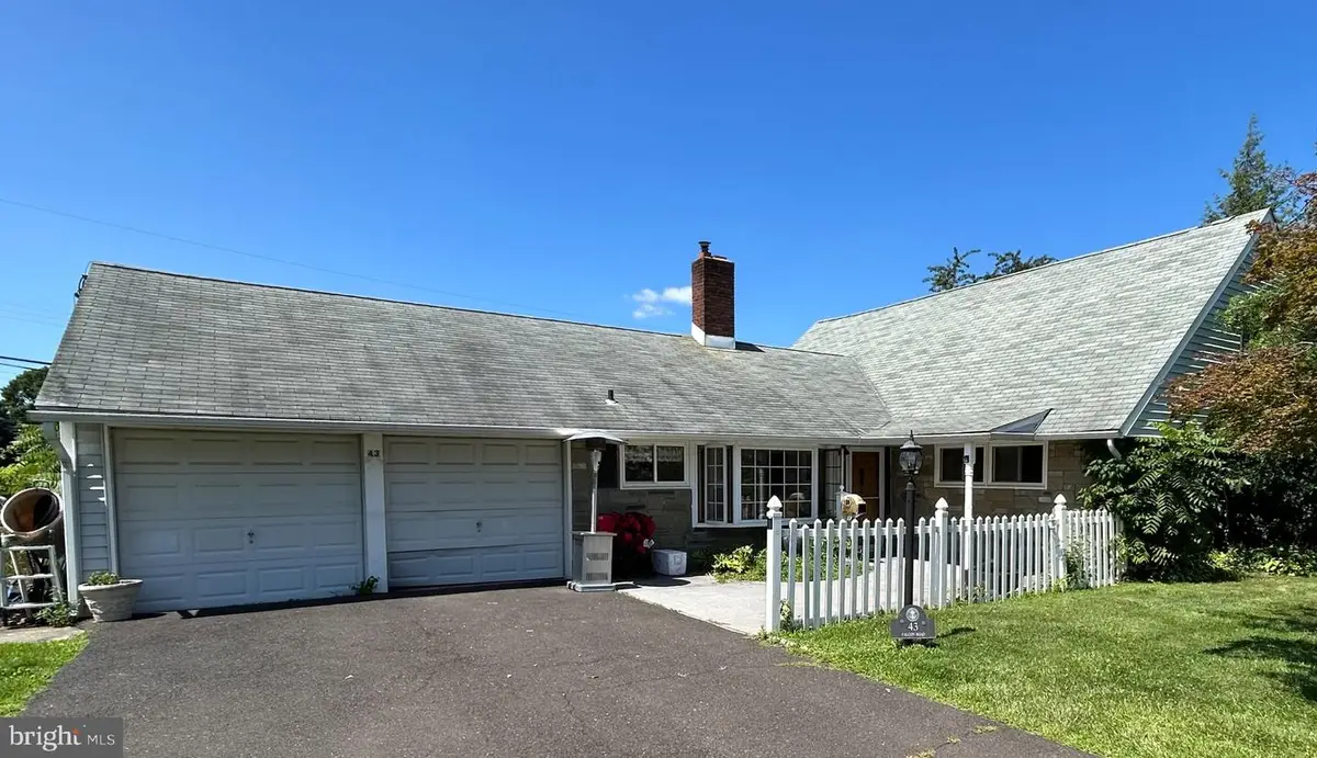 43 Falcon Rd, Levittown, PA 19056 - #1