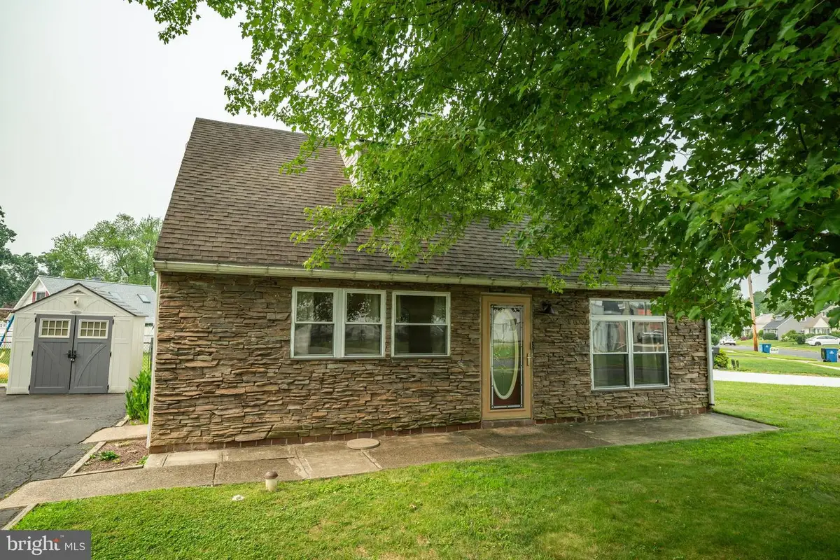 587 Arbor Rd, Morrisville, PA 19067 - #1