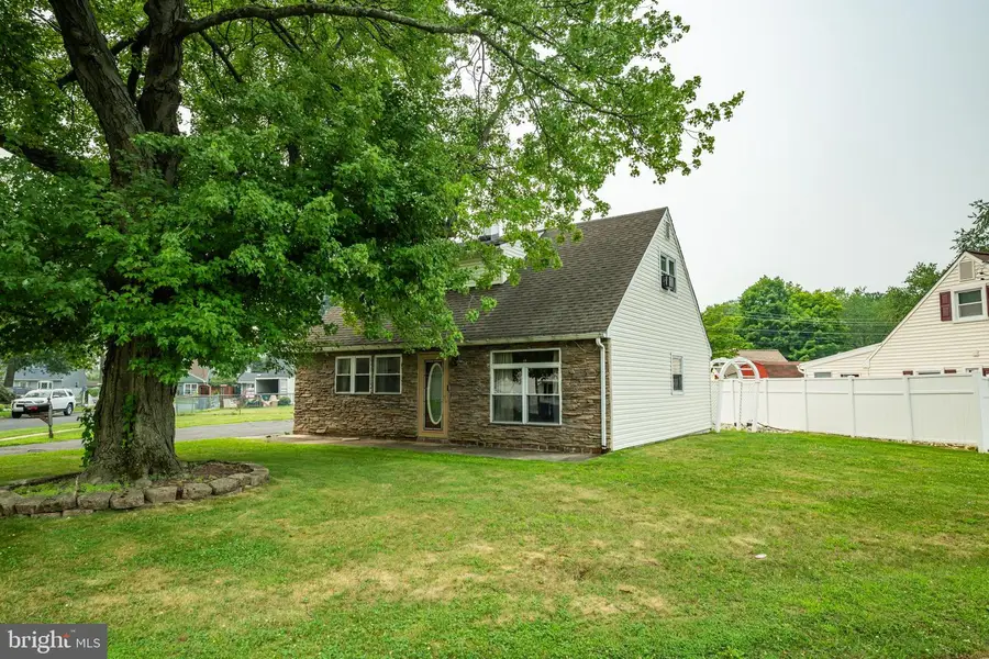 587 Arbor Rd, Morrisville, PA 19067 - #2