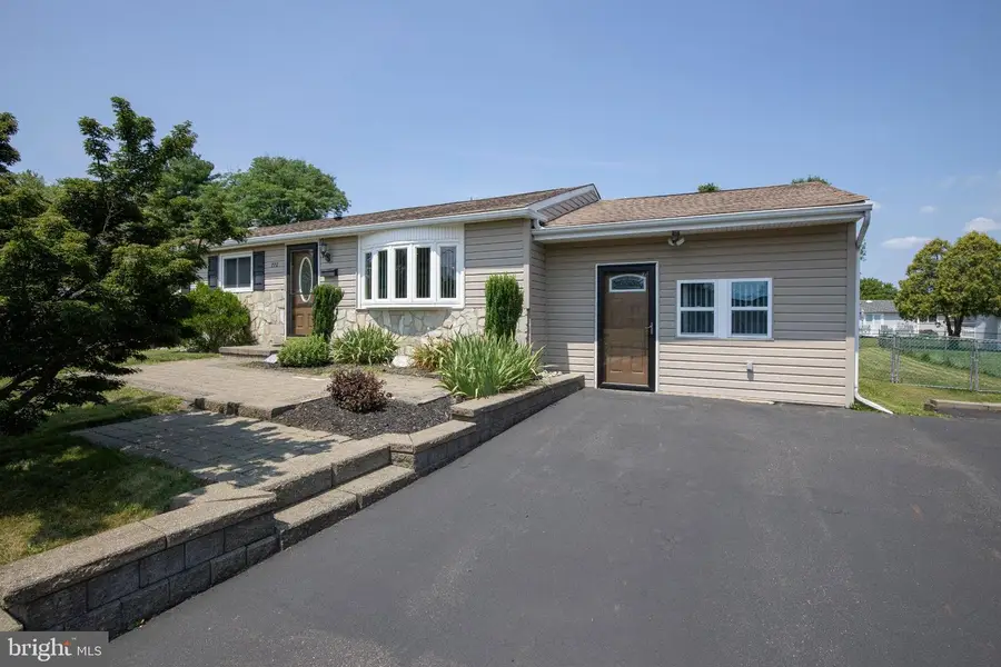 772 Clifford St, Warminster, PA 18974 - #3