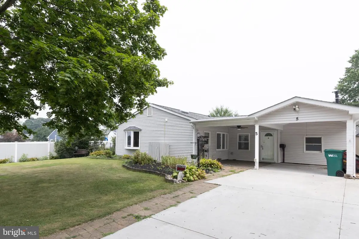 5 Sweetbriar Ln, Levittown, PA 19055 - #1