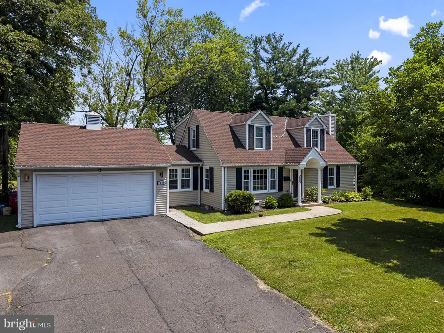 1329 W County Line Rd, Warminster, PA 18974 - #2