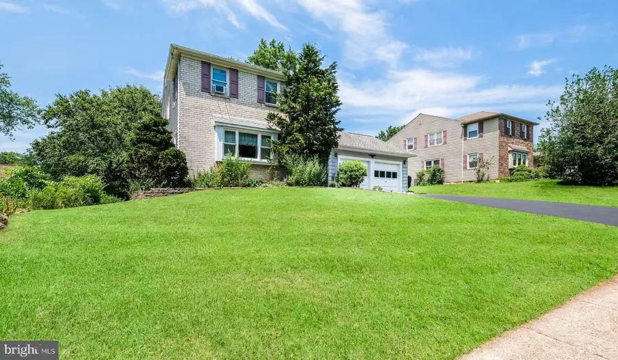 1076 Connemara Cir, Warrington, PA 18976 - #2