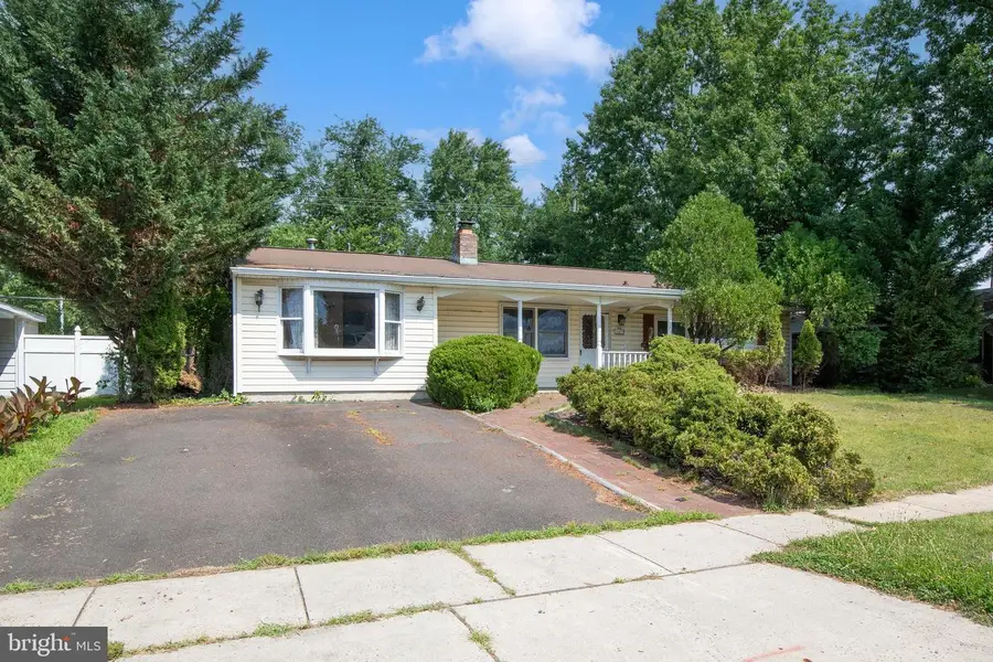 327 Stonybrook Dr, Levittown, PA 19055 - #2
