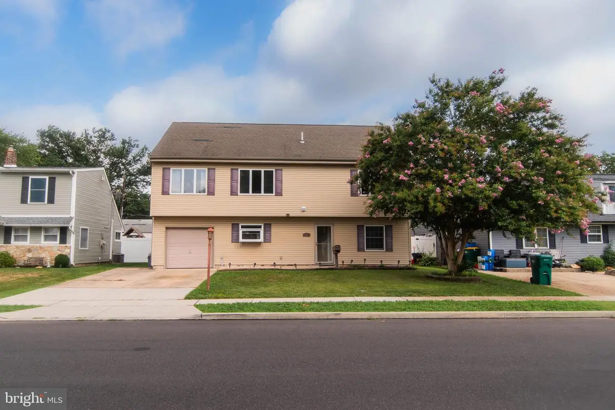142 Elderberry Dr, Levittown, PA 19054 - #1