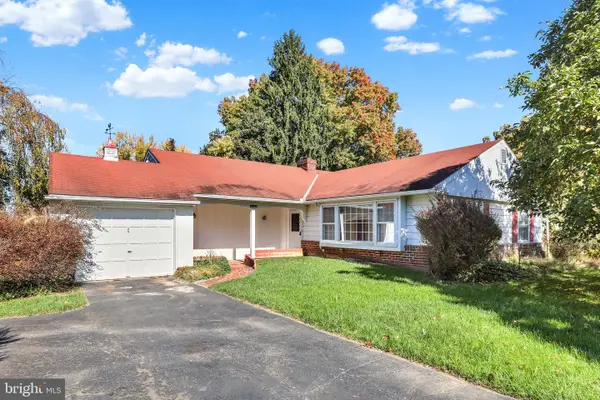 25 Woodstock Dr, NEWTOWN, PA 18940
