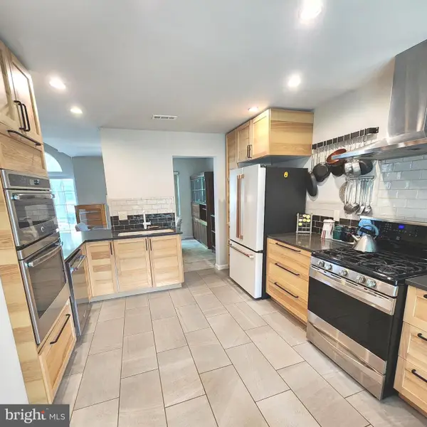 15 Laurel Cir, NEWTOWN, PA 18940