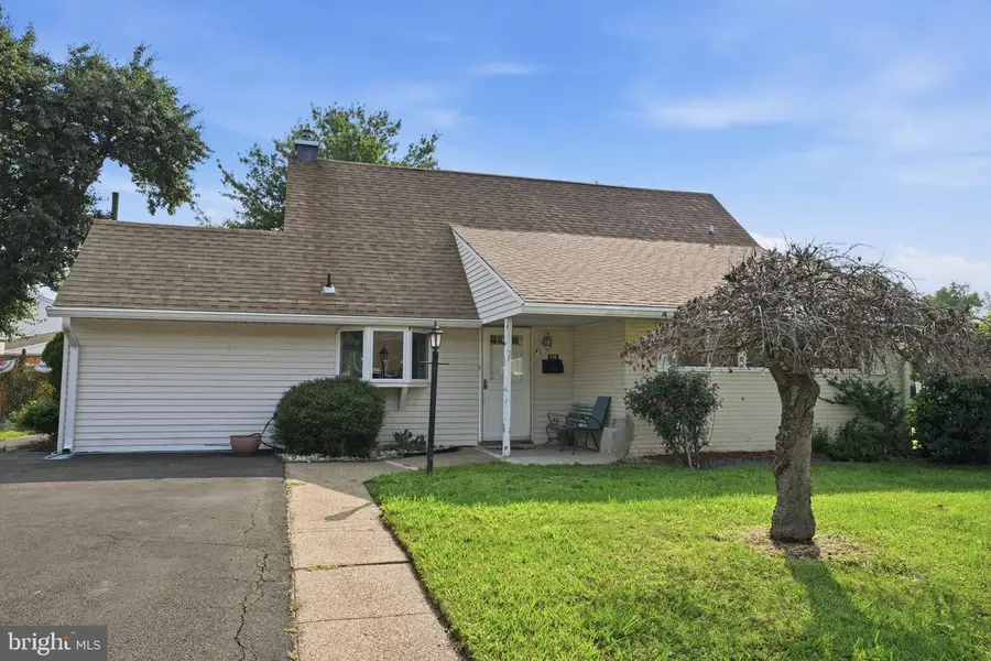 116 Highland Park Dr, Levittown, PA 19056 - #2