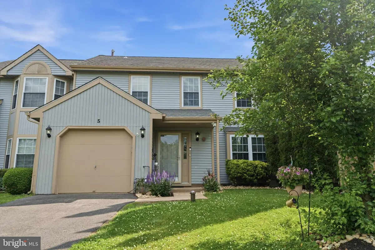 5 Locust Ln, Newtown, PA 18940 - #1