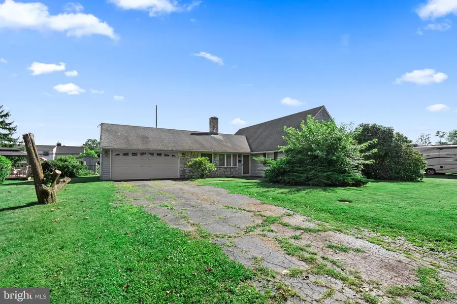 36 Shadywood Rd, Levittown, PA 19056 - #2