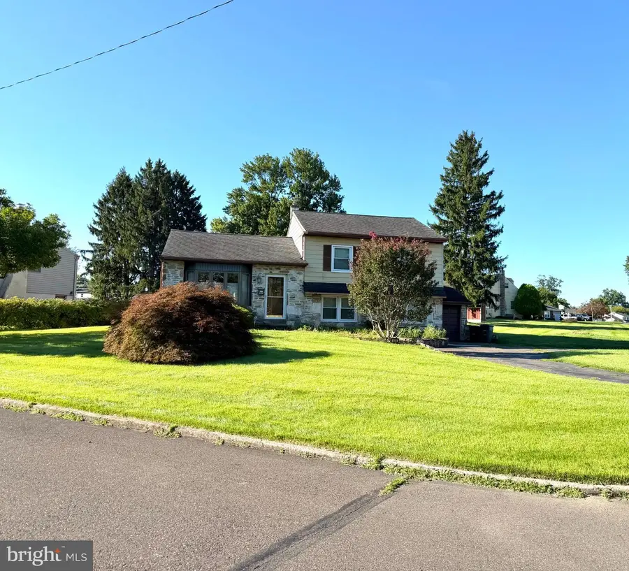404 Shallcross Rd, Southampton, PA 18966 - #2
