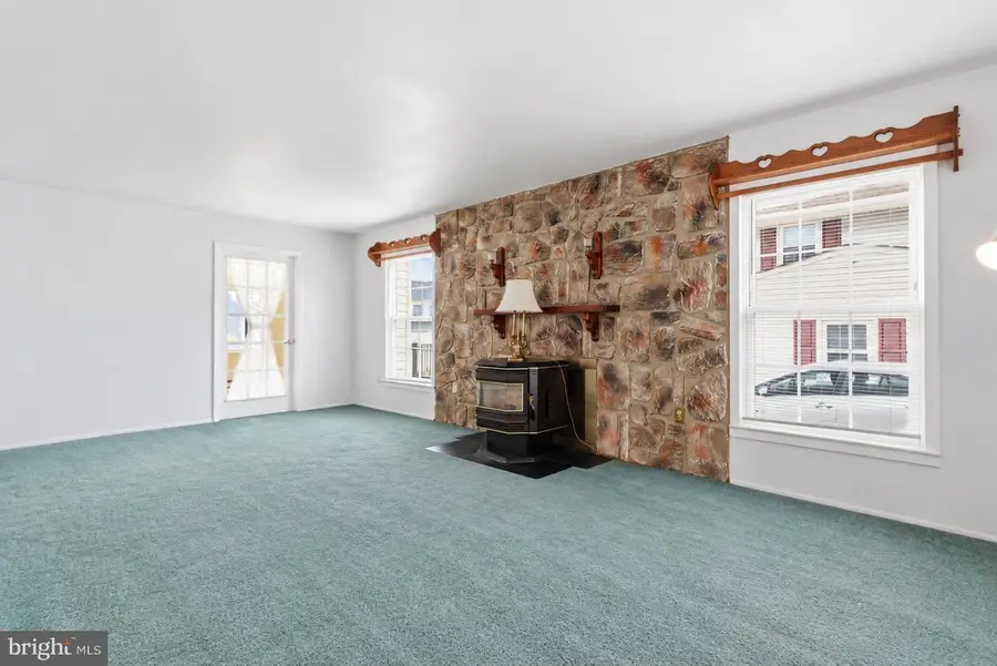 16 Tweed Rd, Levittown, PA 19056 - #3