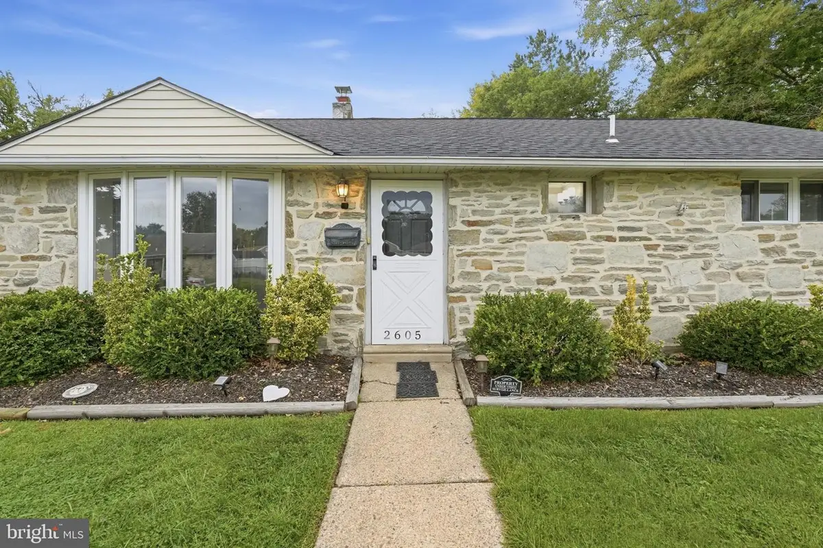2605 Woodlawn Dr, Bristol, PA 19007 - #1