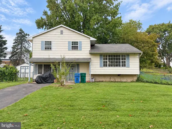 207 Parkway Cir, FAIRLESS HILLS, PA 19030