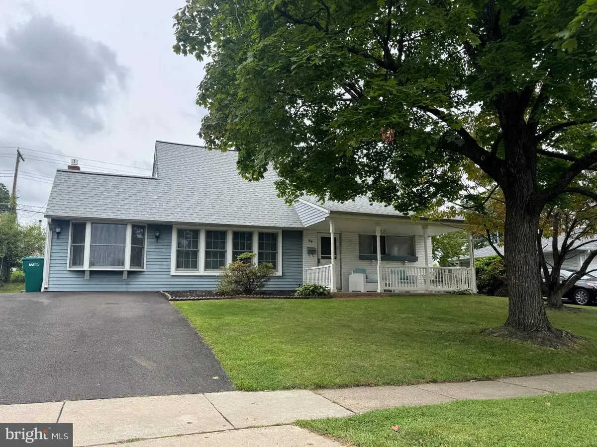 98 Twin Oak Dr, Levittown, PA 19056 - #1