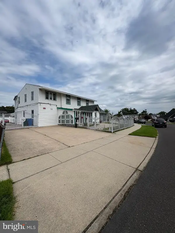 10 Middle Rd, LEVITTOWN, PA 19056