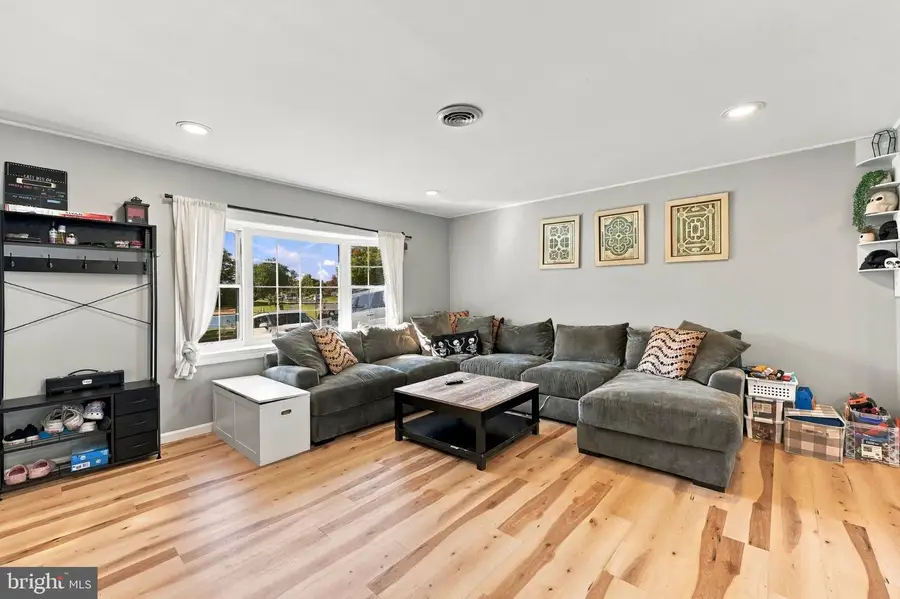 71 New Pond Ln, Levittown, PA 19054 - #2