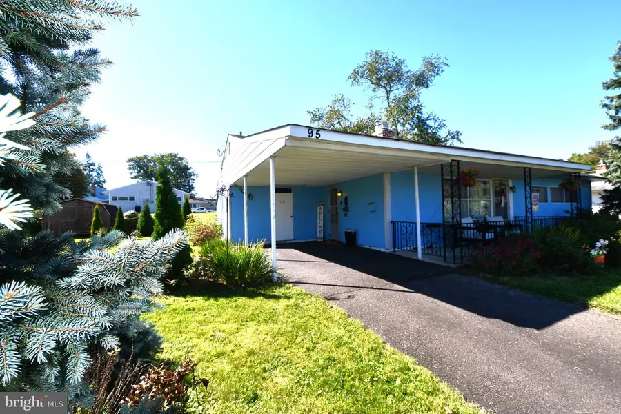 95 Daffodil Ln, Levittown, PA 19055 - #2