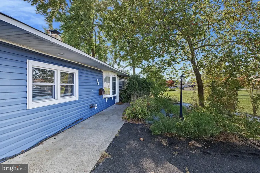 24 Dewberry Ln, Levittown, PA 19055 - #2