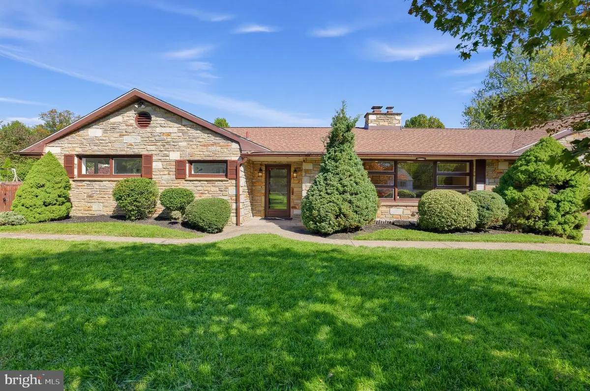 818 Honeysuckle Dr, Warminster, PA 18974 - #1