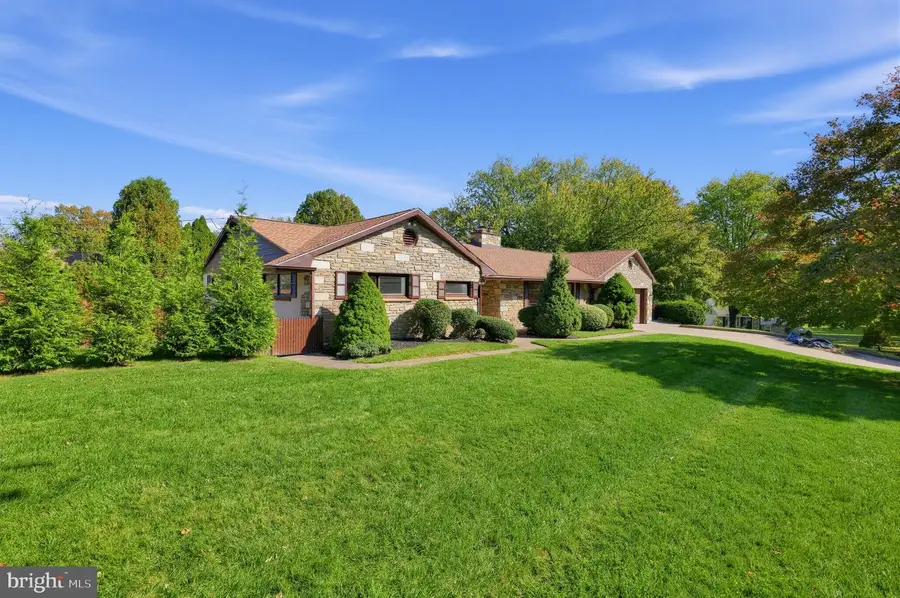 818 Honeysuckle Dr, Warminster, PA 18974 - #2