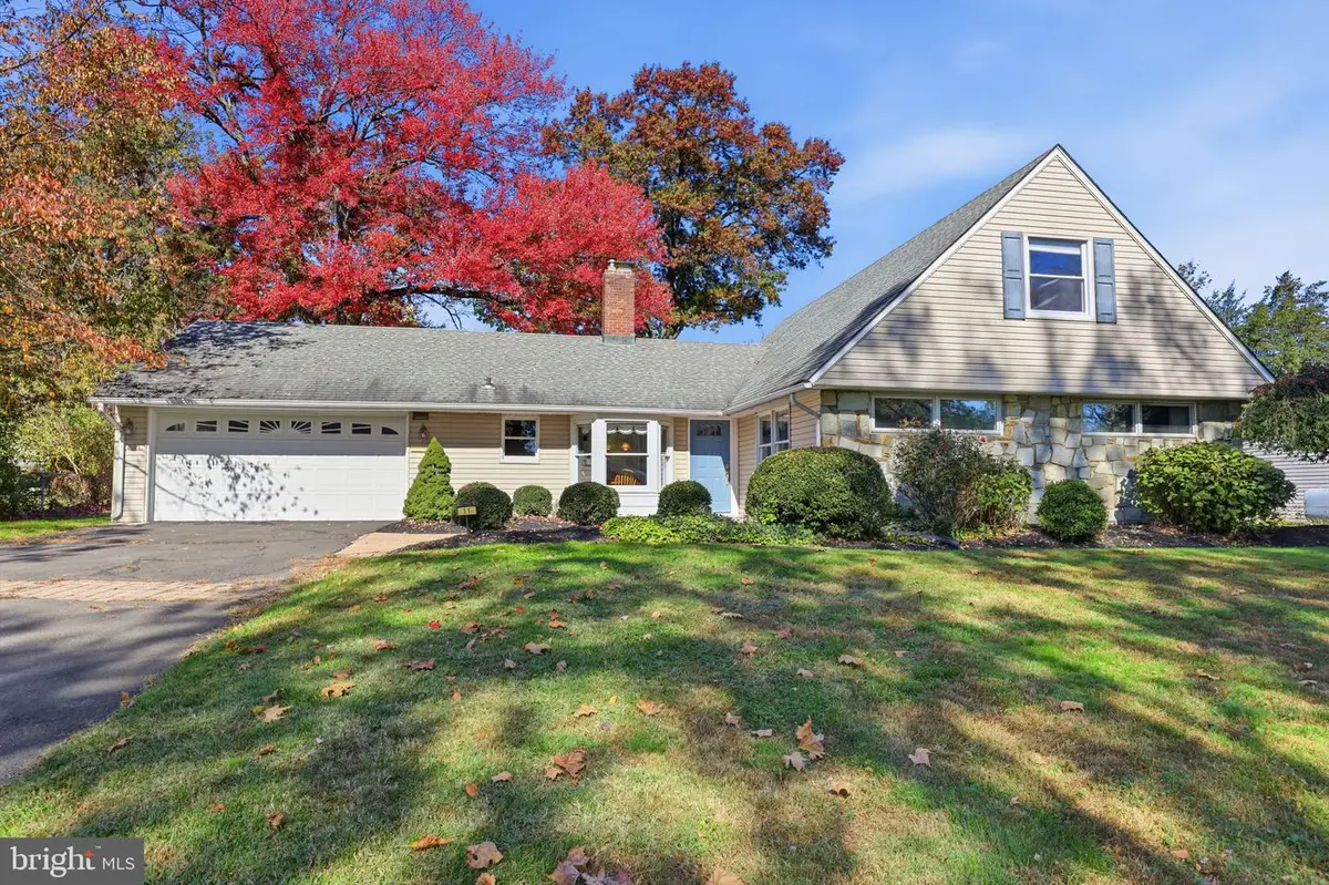 11 Spring Valley Rd, Levittown, PA 19056 - #1