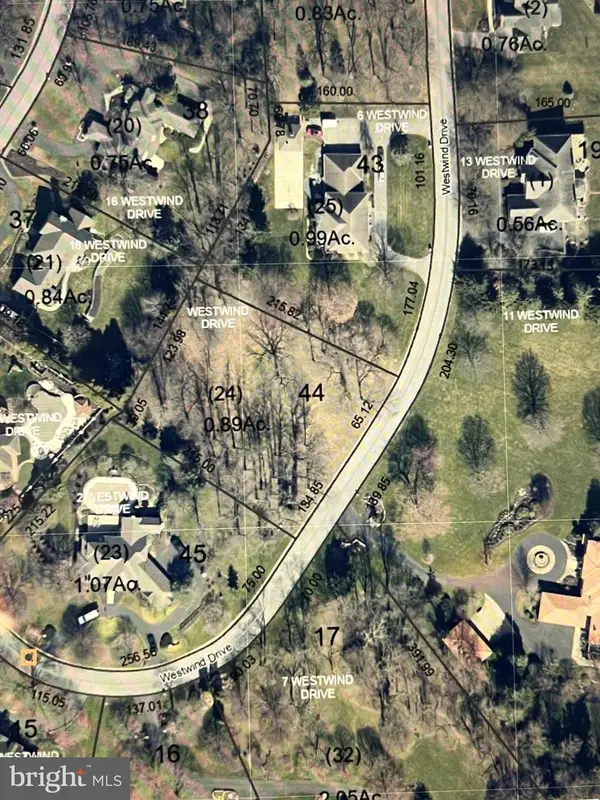 4 Westwind Dr, LEMOYNE, PA 17043