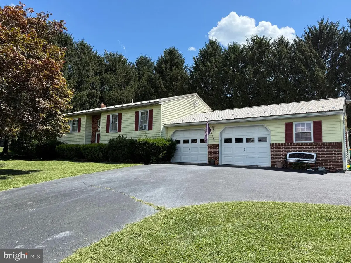 711 W Pine St, Mount Holly Springs, PA 17065 - Image #1