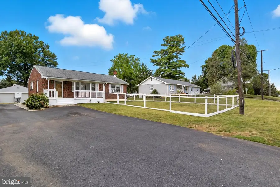 918 E Simpson St, Mechanicsburg, PA 17055 - Image #2