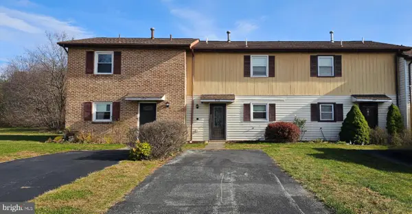 1715 English Dr, MECHANICSBURG, PA 17055