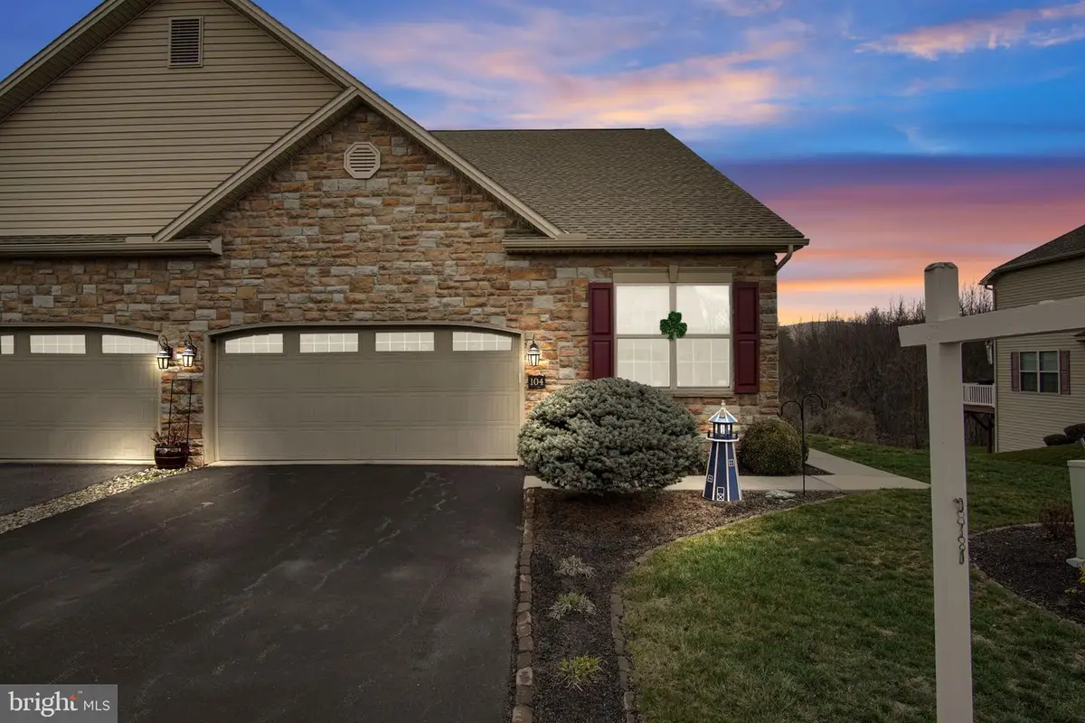 104 Crest Vw, Carlisle, PA 17013 - #1