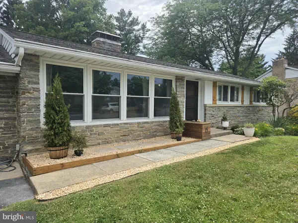 15 Center Dr, CAMP HILL, PA 17011