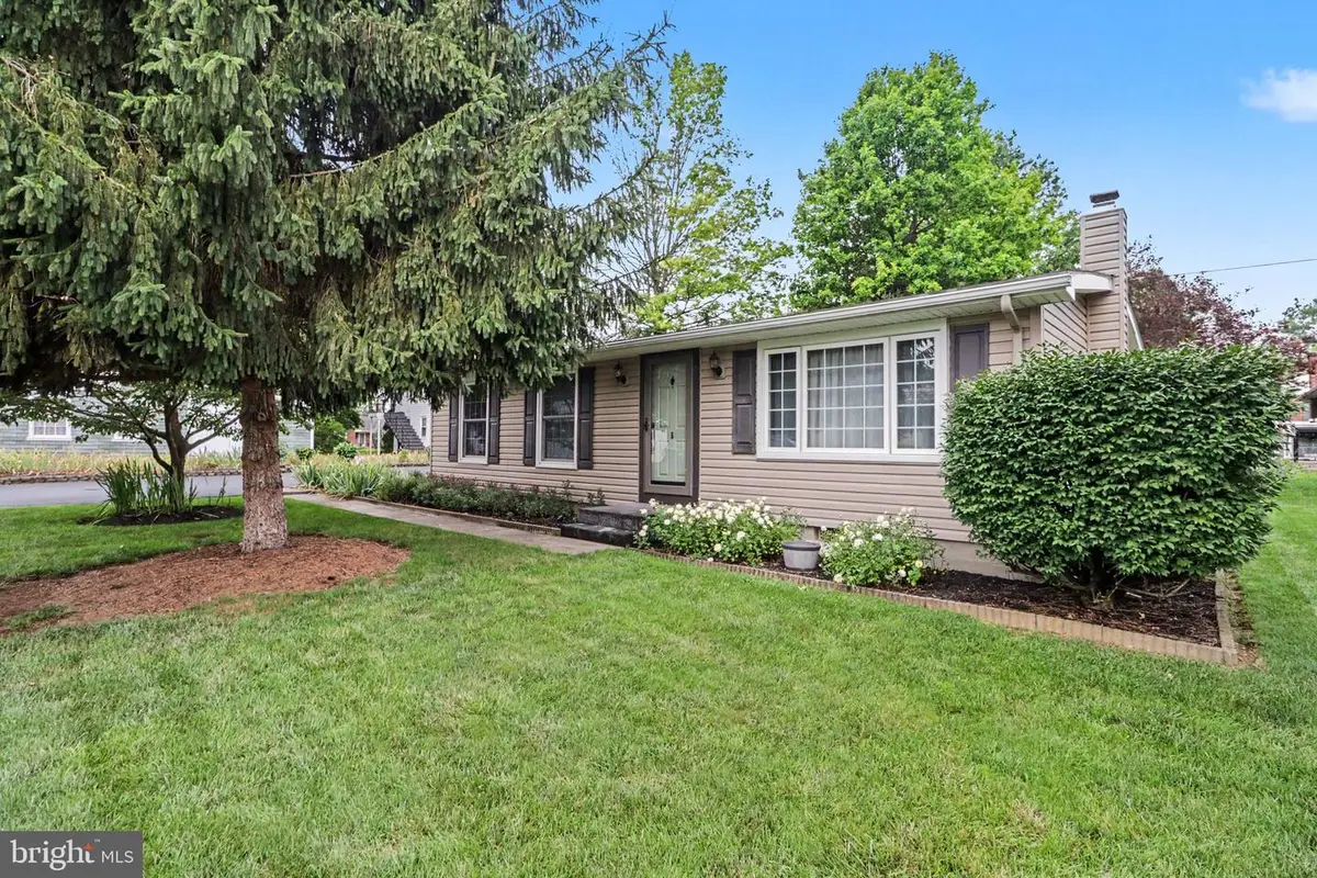 6 Arnold St, Boiling Springs, PA 17007 - #1