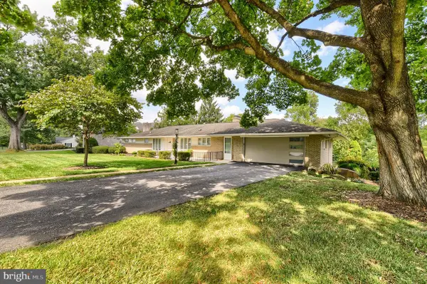 19 Eastgate Dr, CAMP HILL, PA 17011