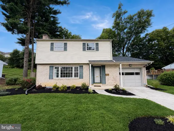 904 W Foxcroft Dr, CAMP HILL, PA 17011