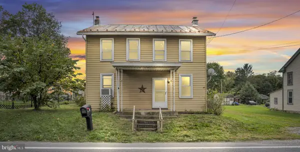 8 E Main St, CARLISLE, PA 17015