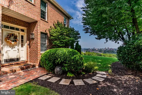 549 Bridgeview Dr, LEMOYNE, PA 17043