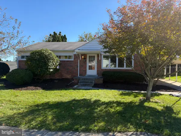 8 Kensington Dr, CAMP HILL, PA 17011