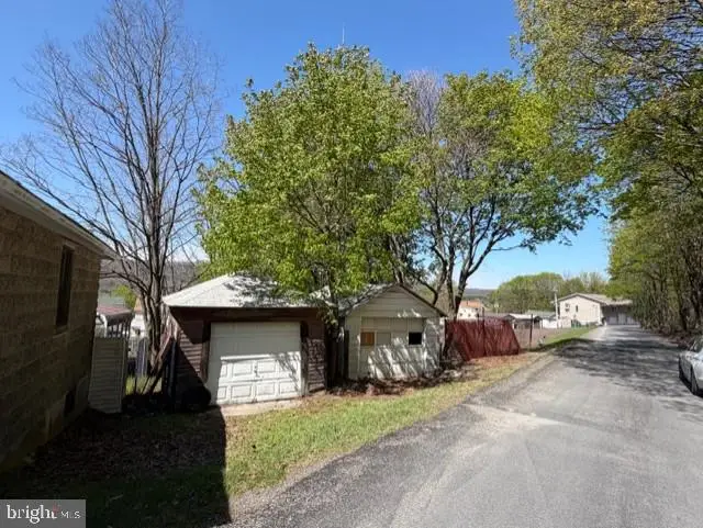 617 E Abbott St, Lansford, PA 18232 - #2