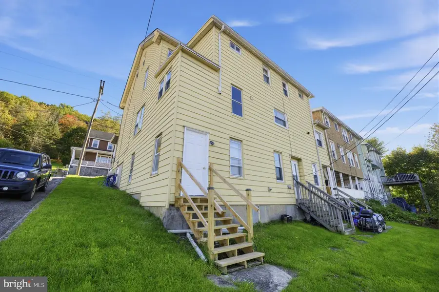 72 E Railroad St, Nesquehoning, PA 18240 - #3