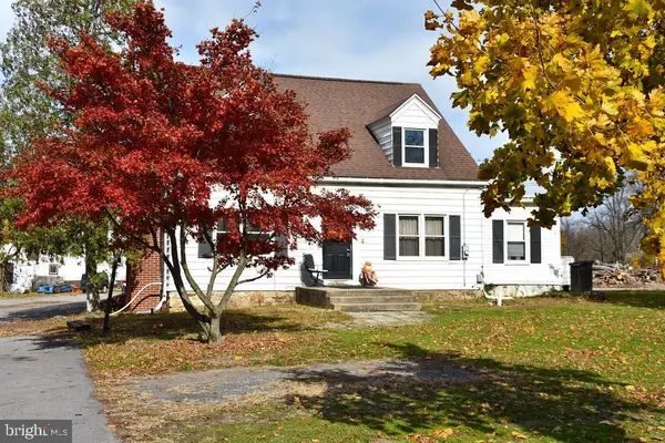 121 Country Club Ln, MILL HALL, PA 17751