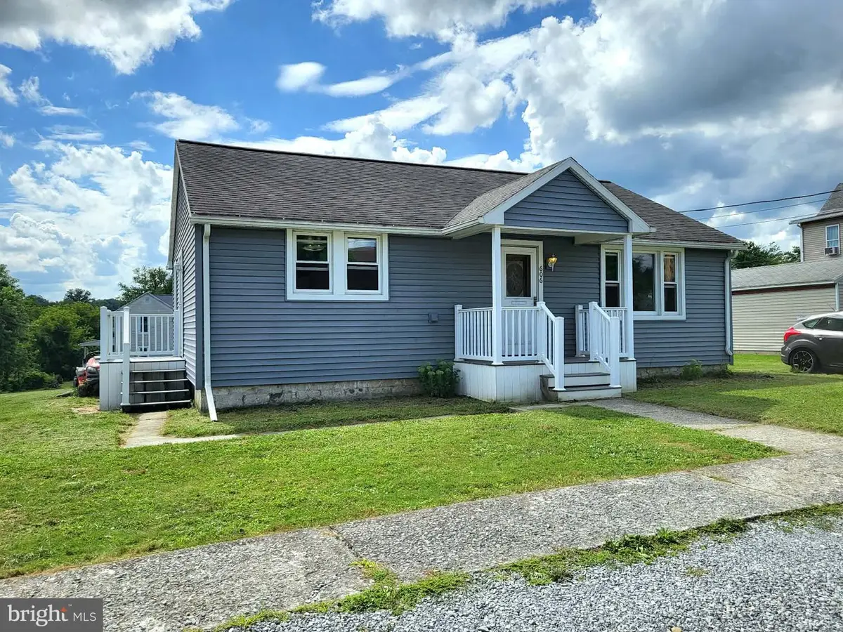 606 Shaw St, Jersey Shore, PA 17740 - #1