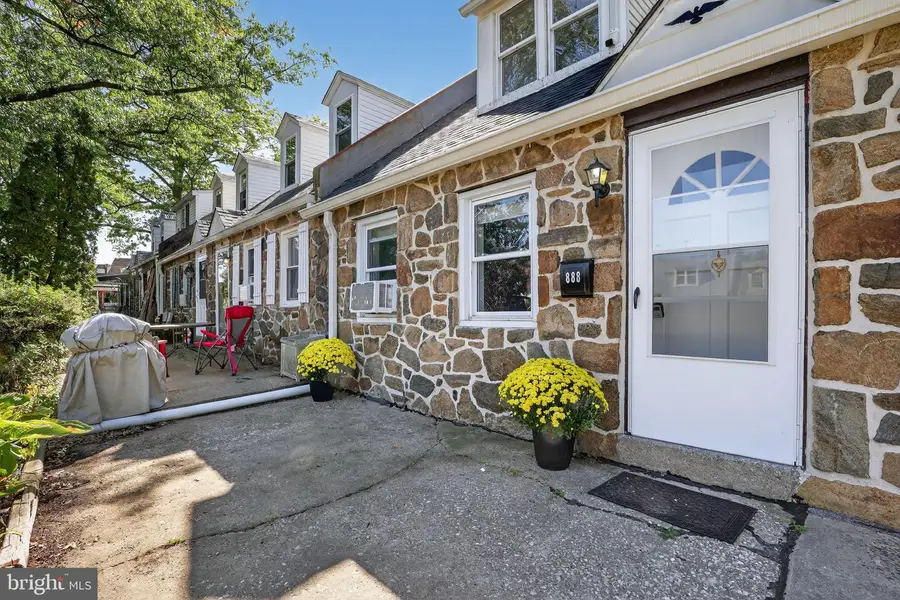 888 Woodlawn Ave, Phoenixville, PA 19460 - Image #2