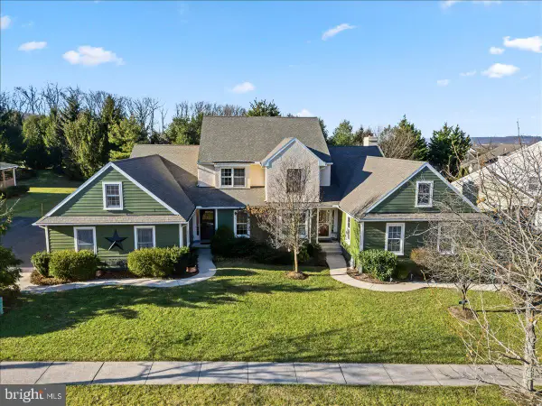 9 Parkside Dr, ELVERSON, PA 19520