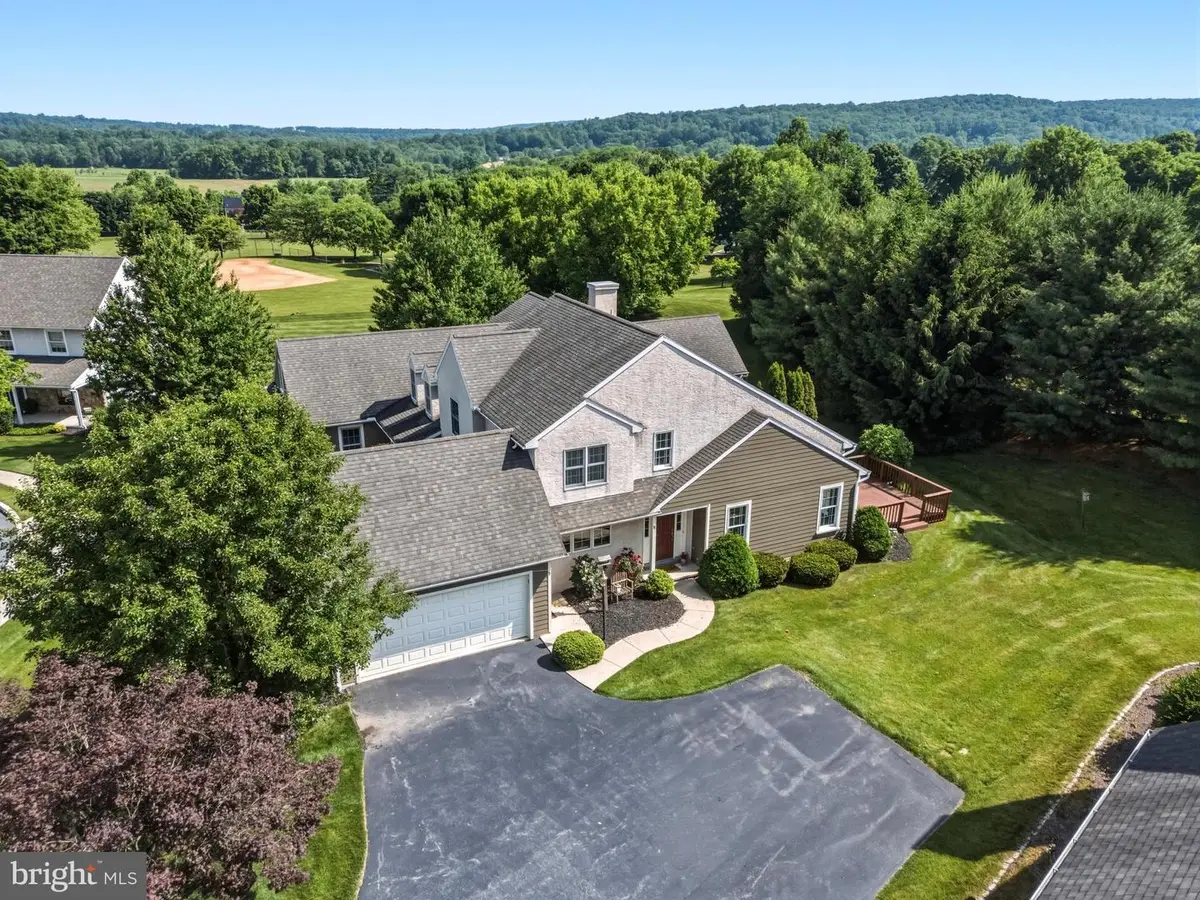 8 Parkside Dr, Elverson, PA 19520 - #1