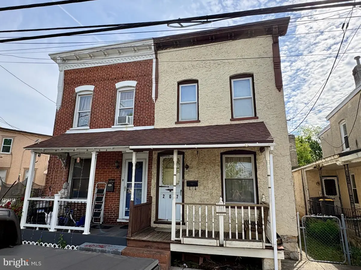207 Chestnut St, Downingtown, PA 19335 - #1